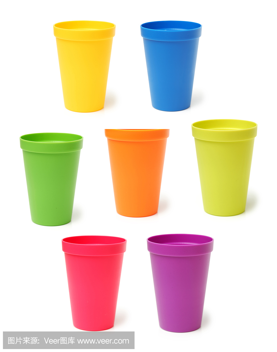 各种颜色的塑料杯孤立在白色上